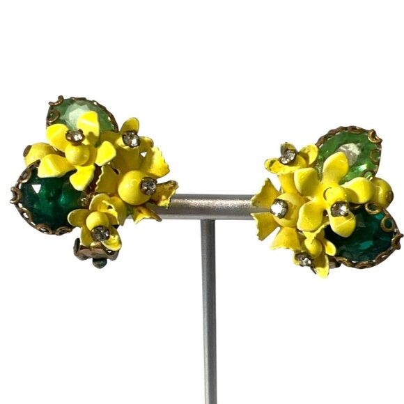 Vtg 50s Yellow Enamel Flower Clip Earrings Green Thermoplastic & Rhinestones - Picture 1 of 9